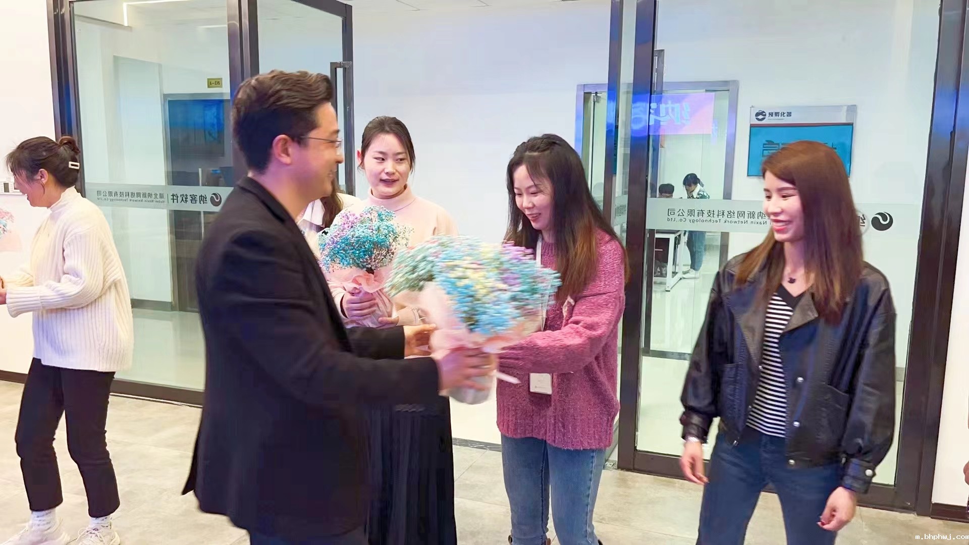 春风送暖 花开绚烂 | 纳客为全体女员工发放温馨节日福利！3