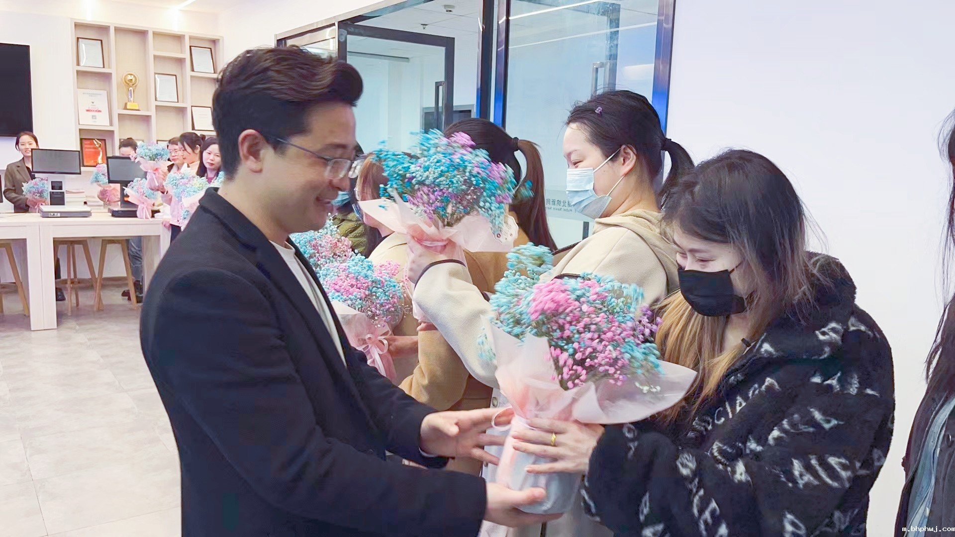 春风送暖 花开绚烂 | 纳客为全体女员工发放温馨节日福利！6