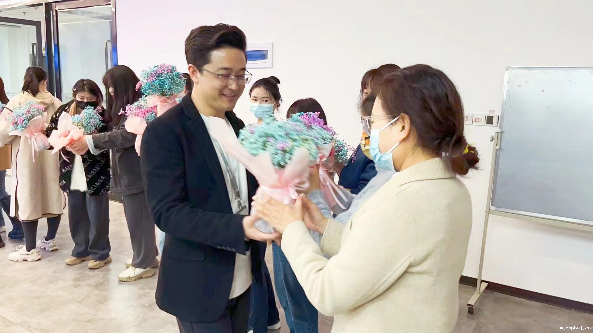 春风送暖 花开绚烂 | 纳客为全体女员工发放温馨节日福利！9